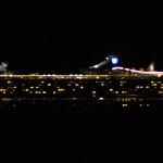 Kreuzfahrtschiff-bei-Nacht