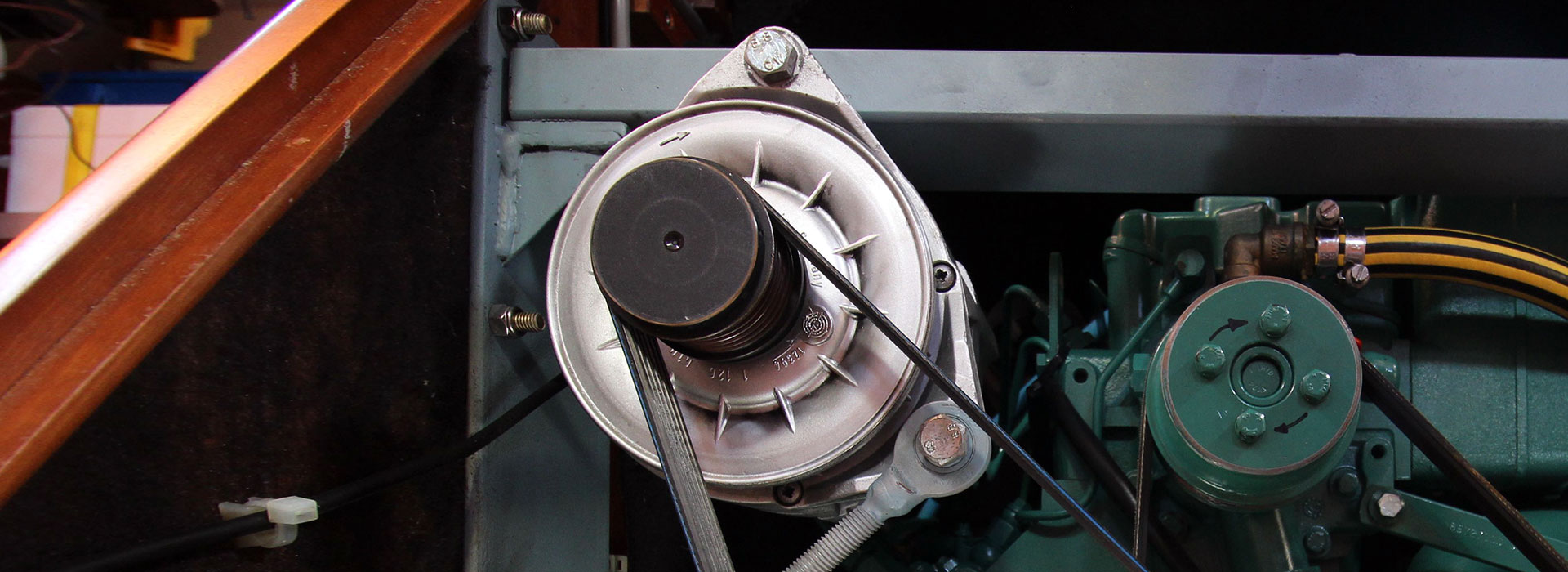 230-Volt-Generator an der Hauptmaschine. Beispiel für eine Installation.