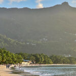 blauwasser_liegeplatz_seychellen_beau_vallon_strandblick