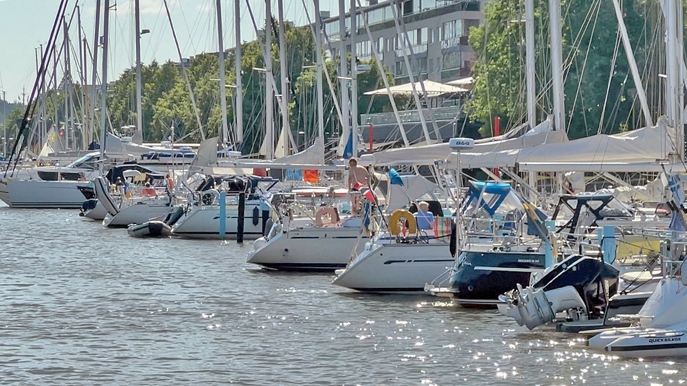 blauwasser_marina_finnland_turku_heckpfaehle