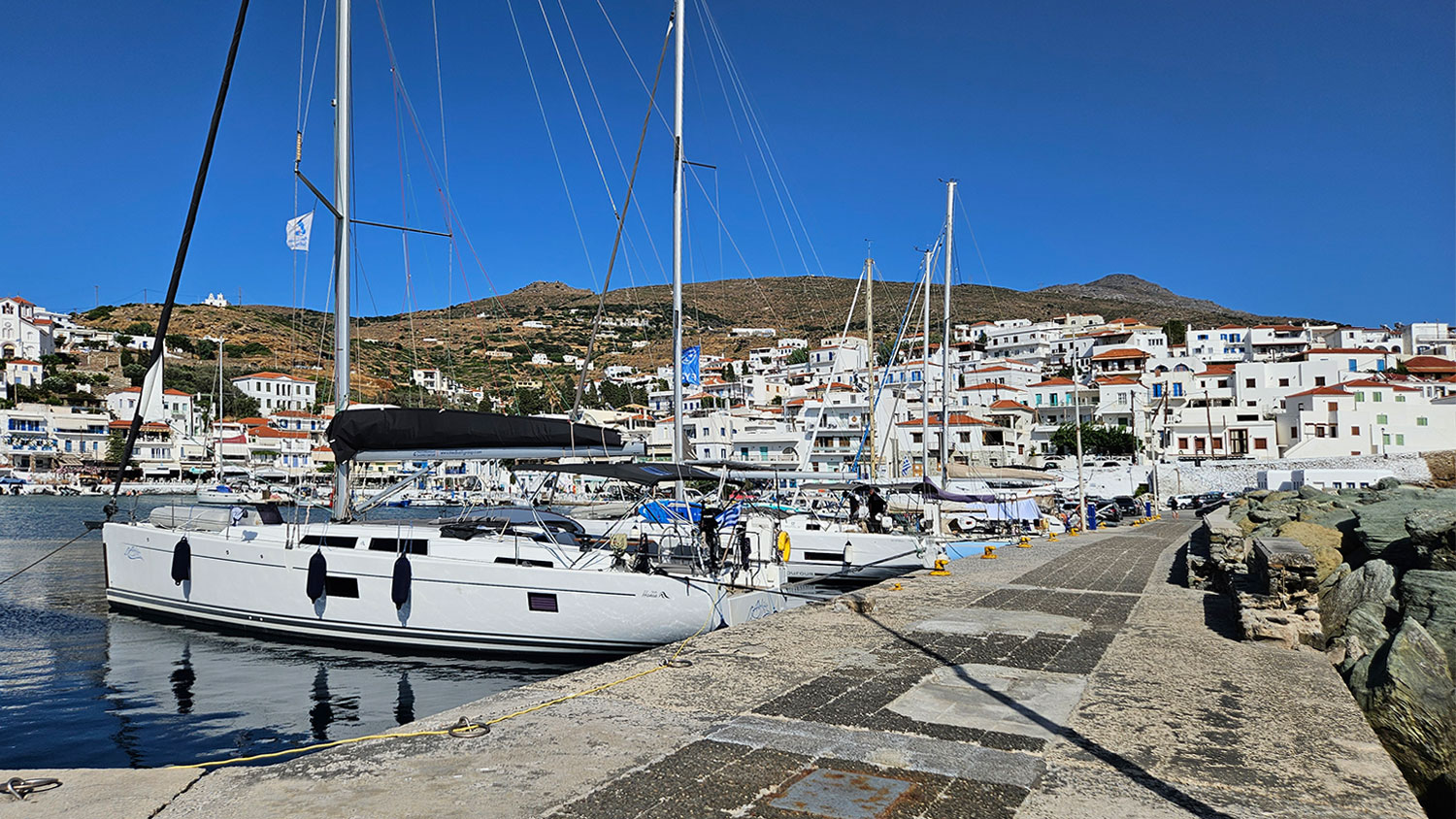 blauwasser_marina_griechenland_kykladen_andros_batsi_lieegplatz_heck