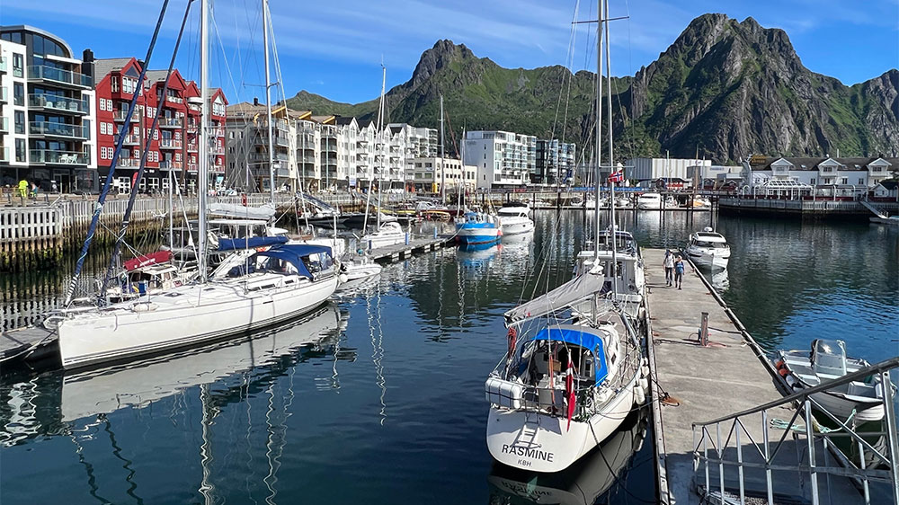blauwasser_marina_norwegen_lofoten_svolvaer_bergkulisse