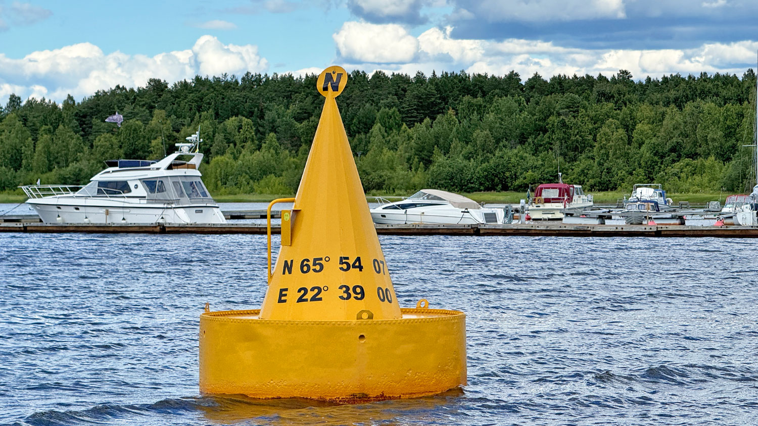 blauwasser_marina_schweden_bottnischer_meerbusen_toerehamn_gelbe_tonne_2