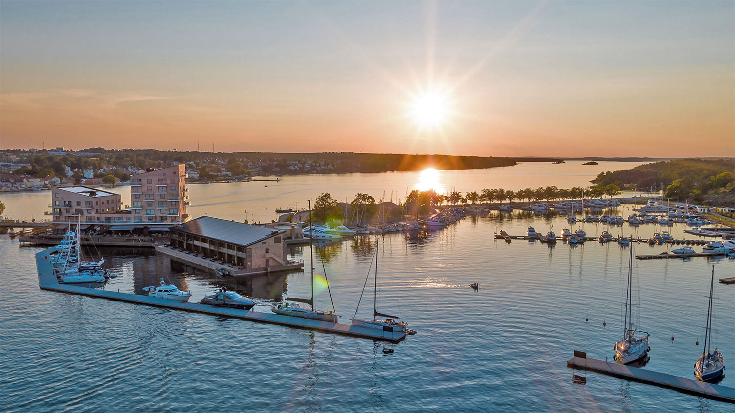 blauwasser_marina_schweden_ostkueste_slottsholmen_laengsseits