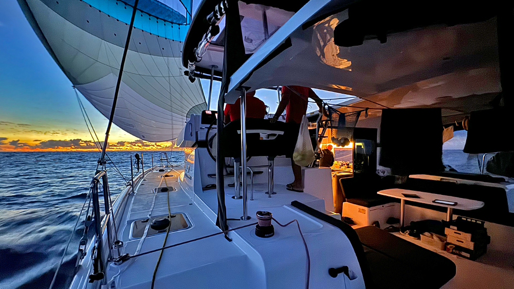 blauwasser_online_atlantiküberquerung_lagoon42_sunset_vorsegel