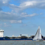blauwasser_reviere_segeln_deutschland_elbe_frachter_2