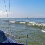 blauwasser_reviere_segeln_deutschland_elbe_frachter_schwell