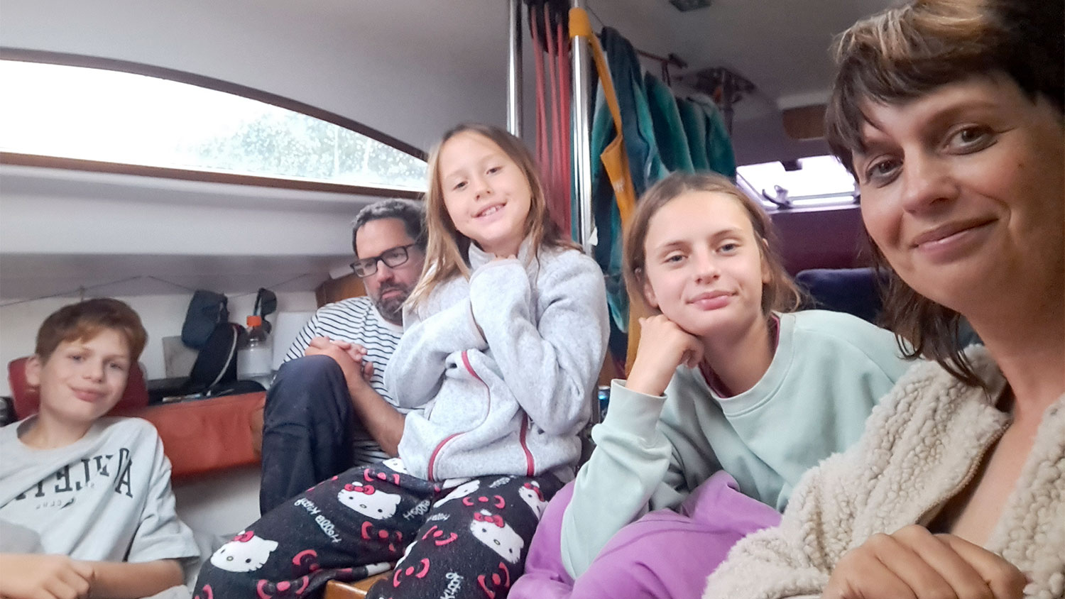 blauwasser_trailerboot_schweden_crew_unter_deck