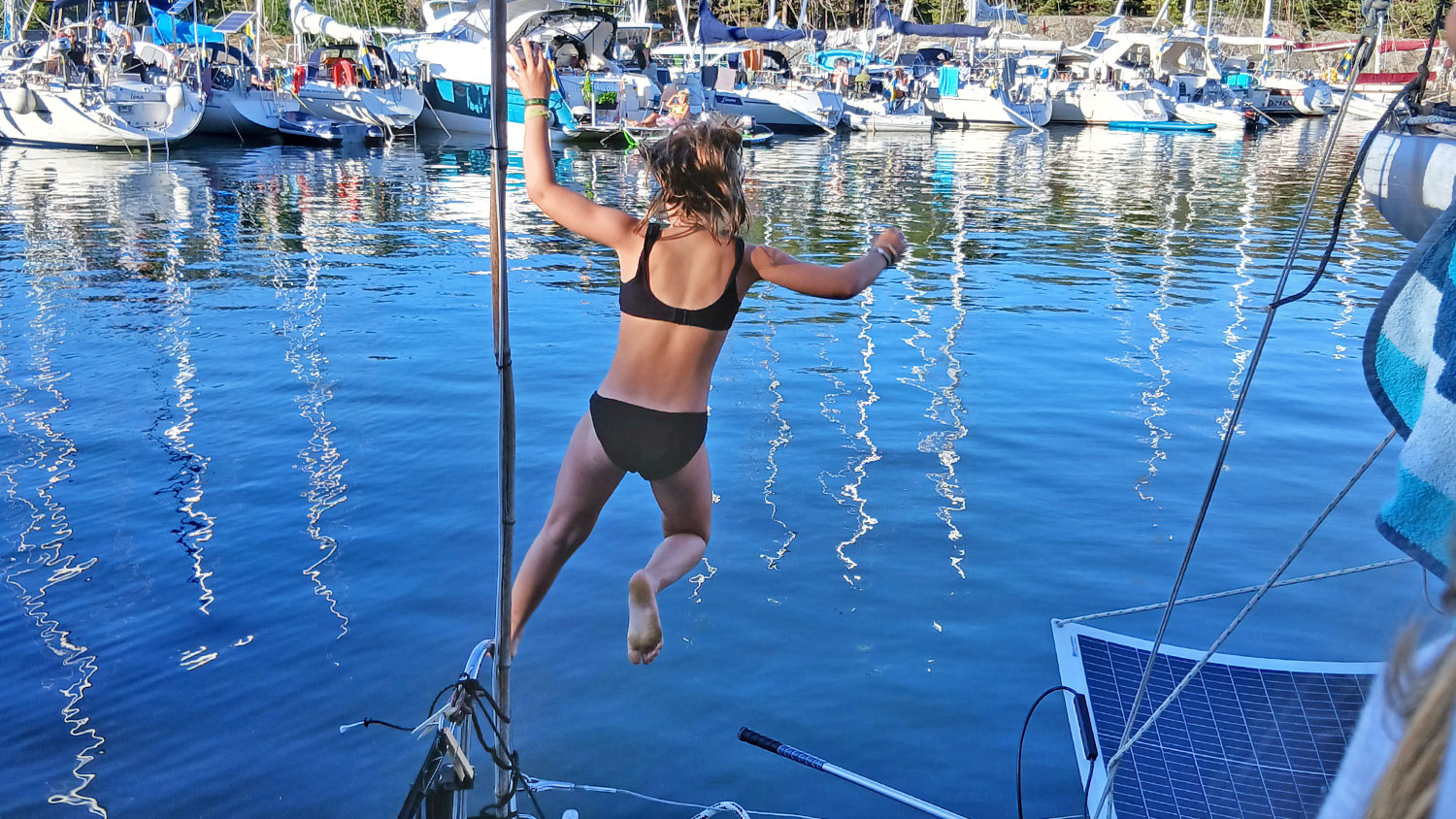 blauwasser_trailerboot_schweden_wasser_sprung